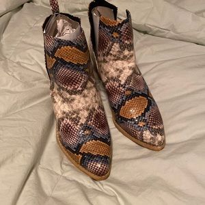 Arider Girl ankle booties